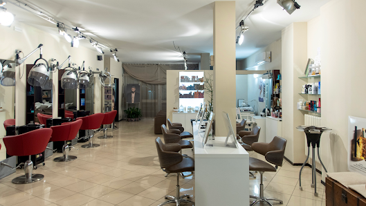 Immagine VIRGINIA. Hair & More - Salone L'Oréal Professionnel & Kérastase by Adria & Vanna 4