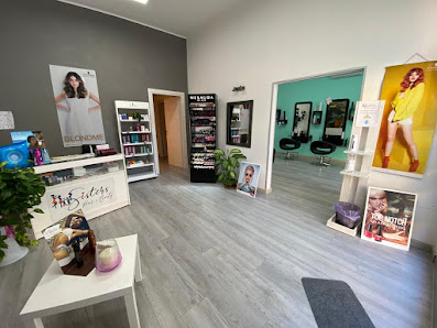 Immagine Sisters Hair & Beauty - Estetista e Parrucchiera 2