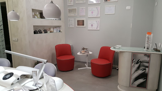 Immagine Ricostruzione Unghie Soluzione Mani 3