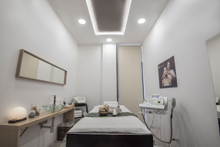 Immagine Esteticamente Centro Estetico - Tratto Viso Antiage di Santonocito Cristina 3