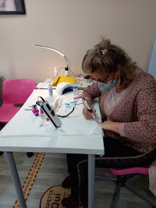 Immagine EVELIN NAILS Prodotti estetici, Formazione, Centro Estetico. 4