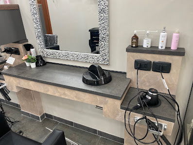 Immagine SoniaBreakHair Parrucchiera, Hair Color Studio,Nails,Cerette e Makeup 2