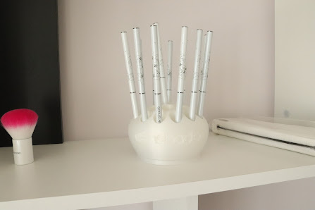 Immagine Enshade Cosmetics (corsi ricostruzione unghie e vendita prodotti nails) 2